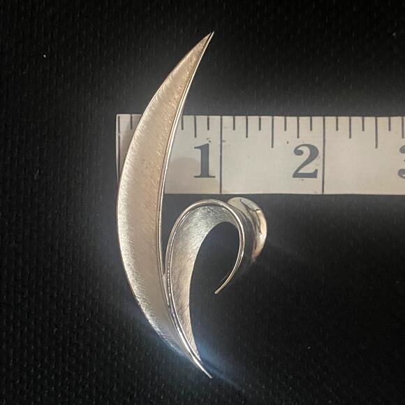 Vintage Crown Trifari Silver Tone Polish Textured Leaf Design Brooch Pin Signed - Picture 8 of 8